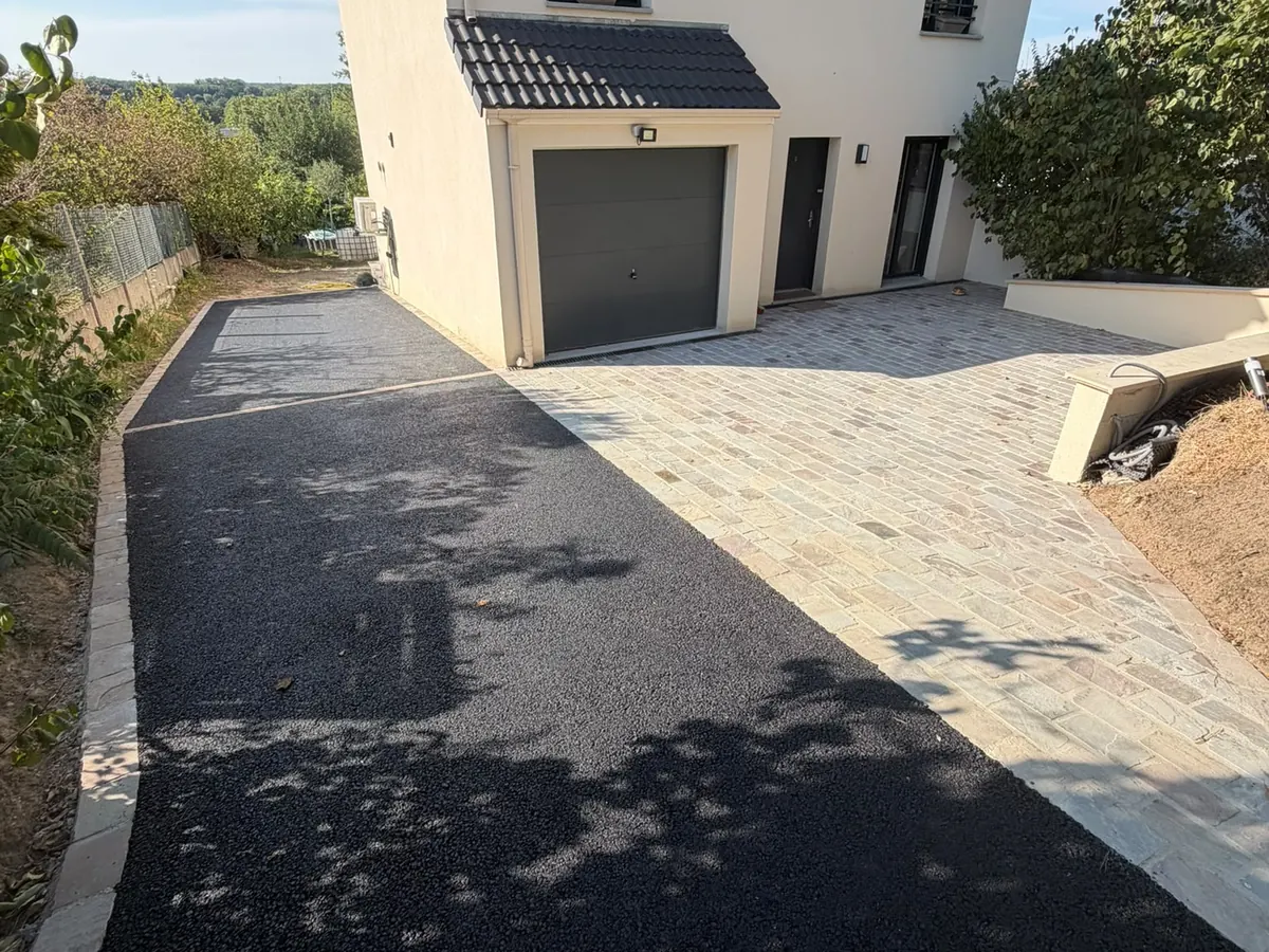 Allée en enrobé terminée devant une maison