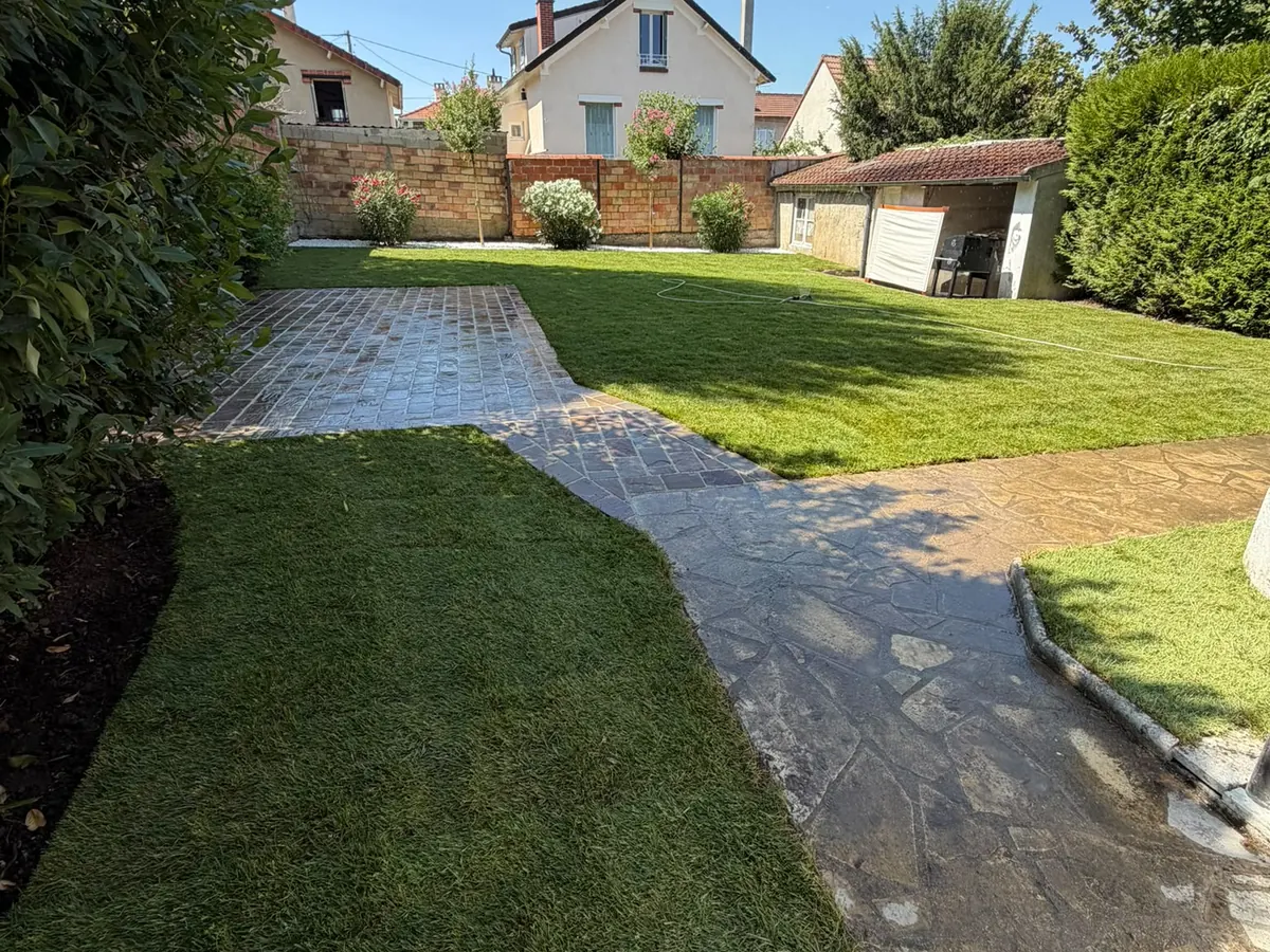 Aménagement extérieur : allée dallée et gazon