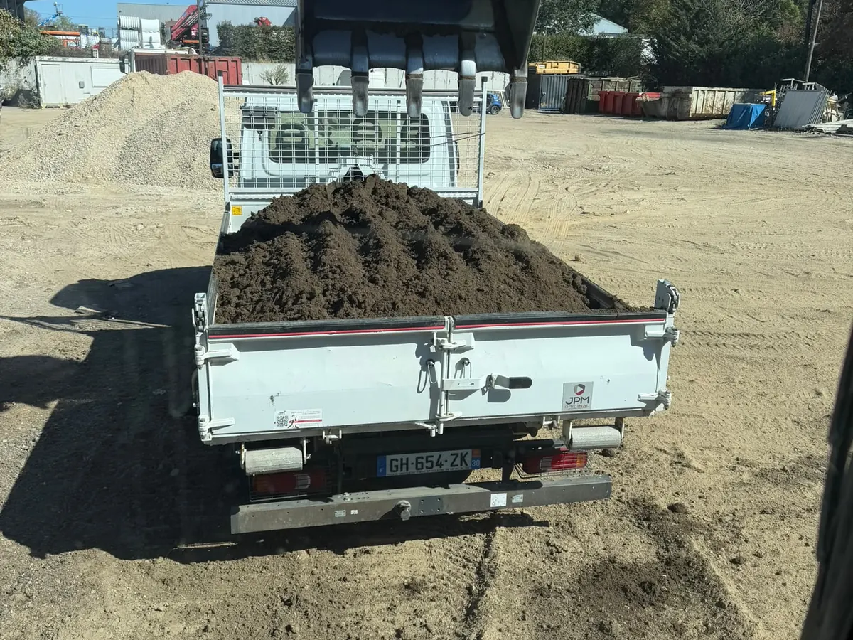 Camion benne chargé de terre pour livraison