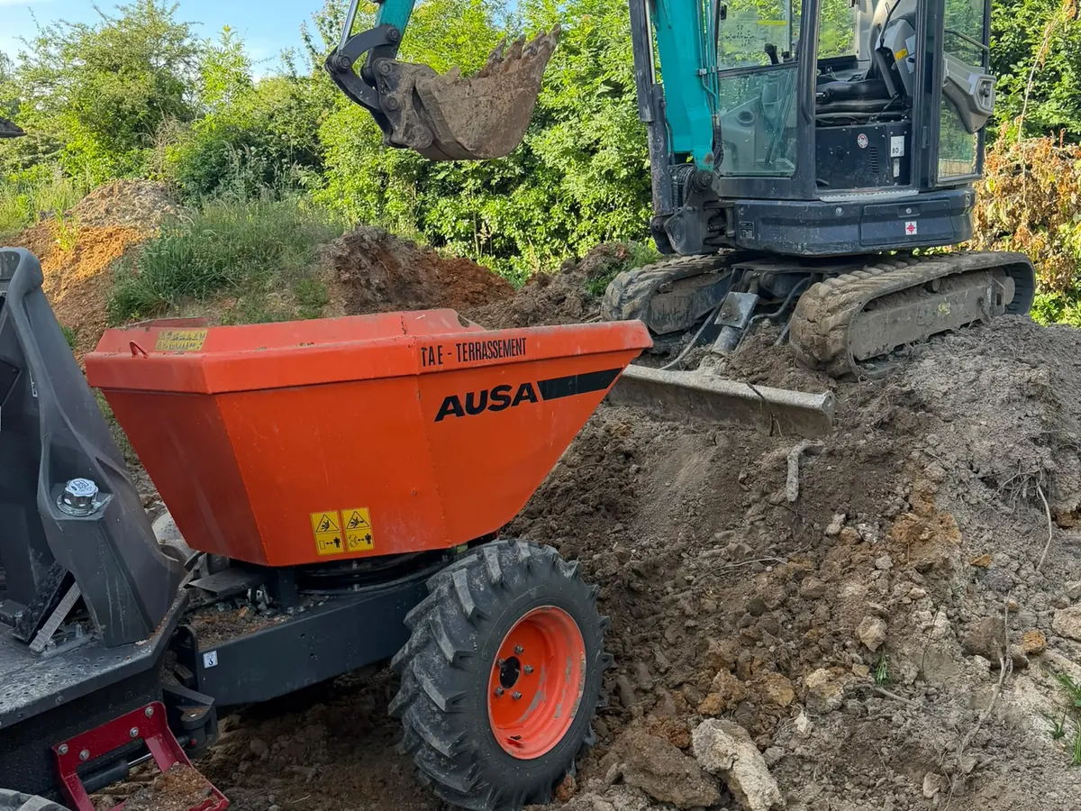 Mini-pelle et dumper sur chantier de terrassement