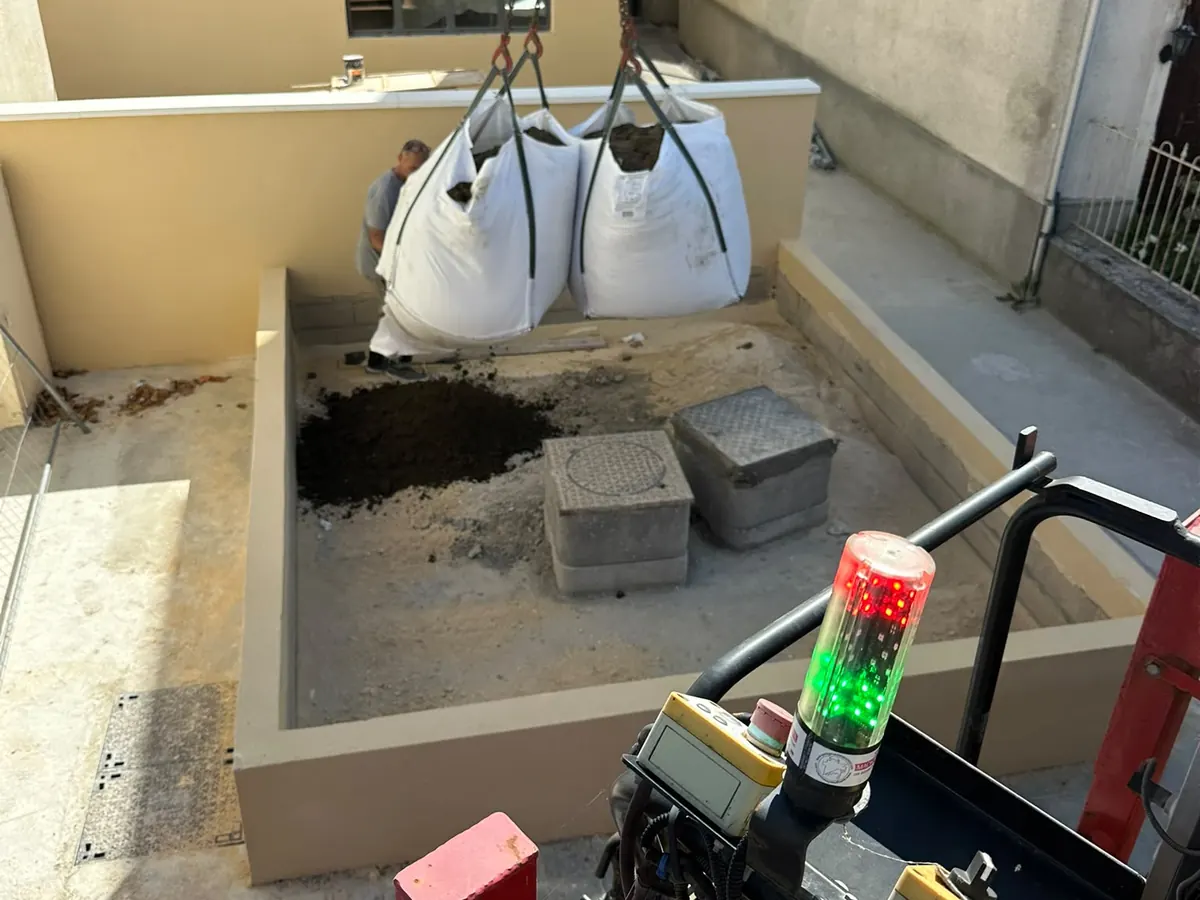 Livraison de matériaux à la grue pour un chantier de maçonnerie