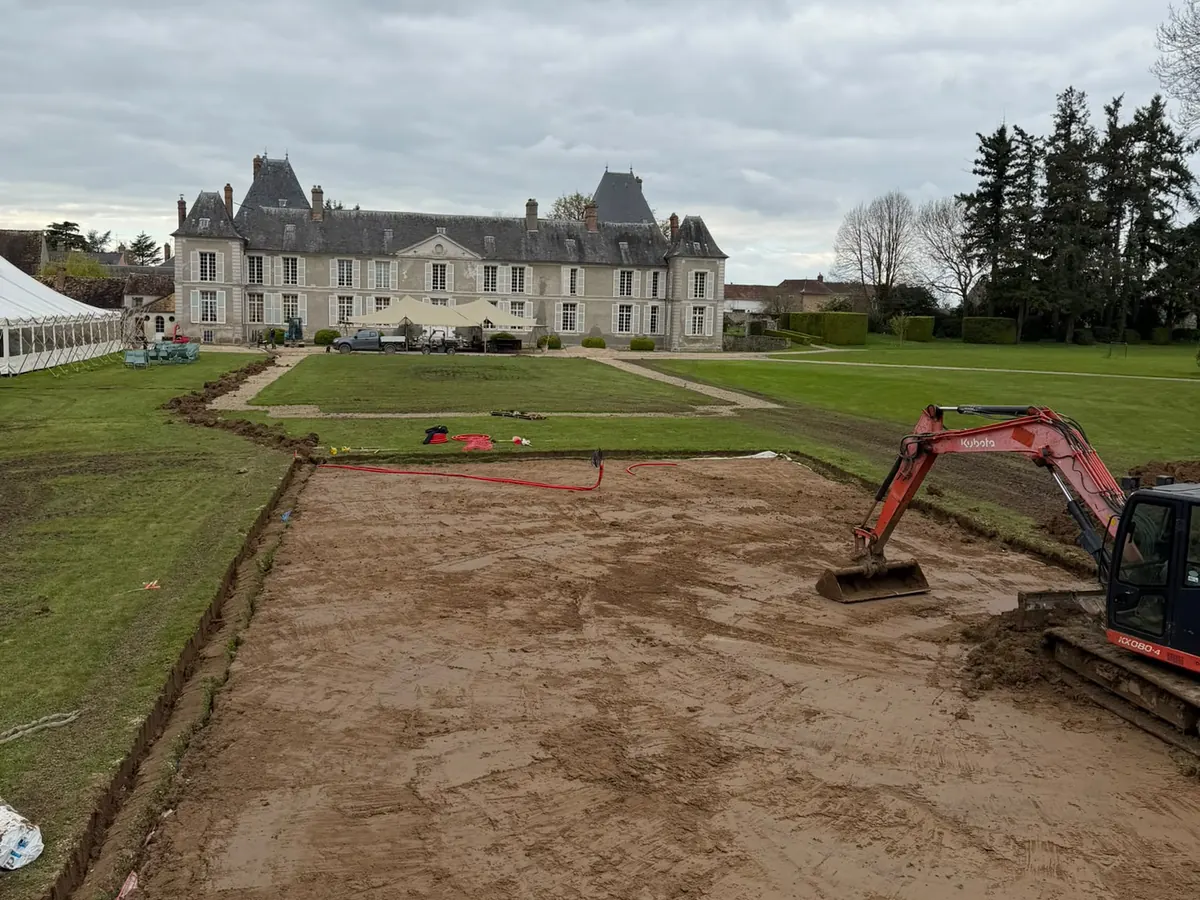 Terrassement d'une plateforme pour chapiteau