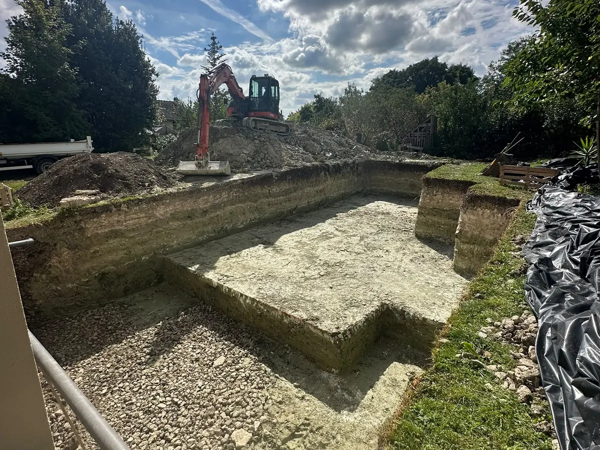 Terrassement de piscine avec lit de gravier
